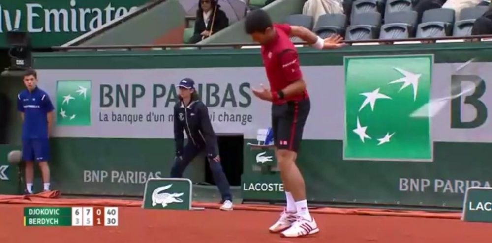 VIDEO! Djokovic, la un pas sa fie ELIMINAT de la Roland Garros, dupa un gest incredibil! A aruncat cu racheta in arbitru