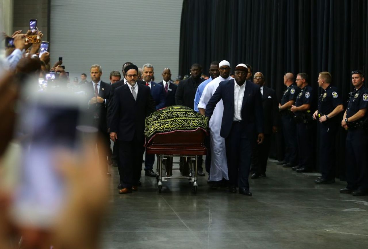 14.000 de oameni l-au insotit pe Muhammad Ali pe ultimul drum. Imagini impresionante de la inmormantarea marelui boxer - VIDEO_3