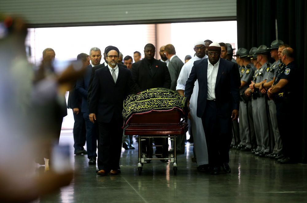 14.000 de oameni l-au insotit pe Muhammad Ali pe ultimul drum. Imagini impresionante de la inmormantarea marelui boxer - VIDEO_4
