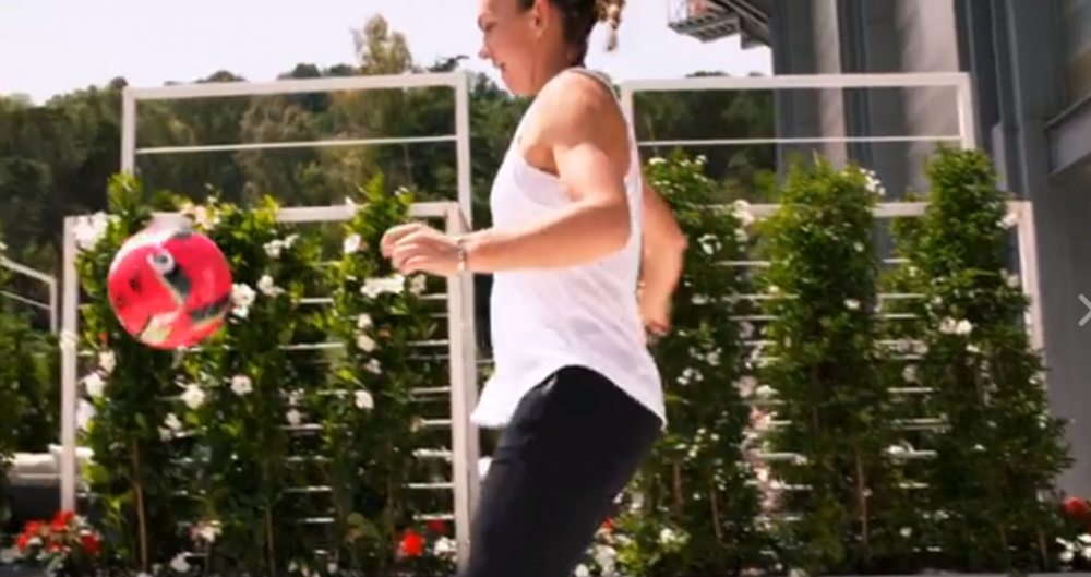 Simona Halep s-a duelat in jonglerii cu adversarele din circuitul WTA si nu s-a descurcat deloc rau! Cate 