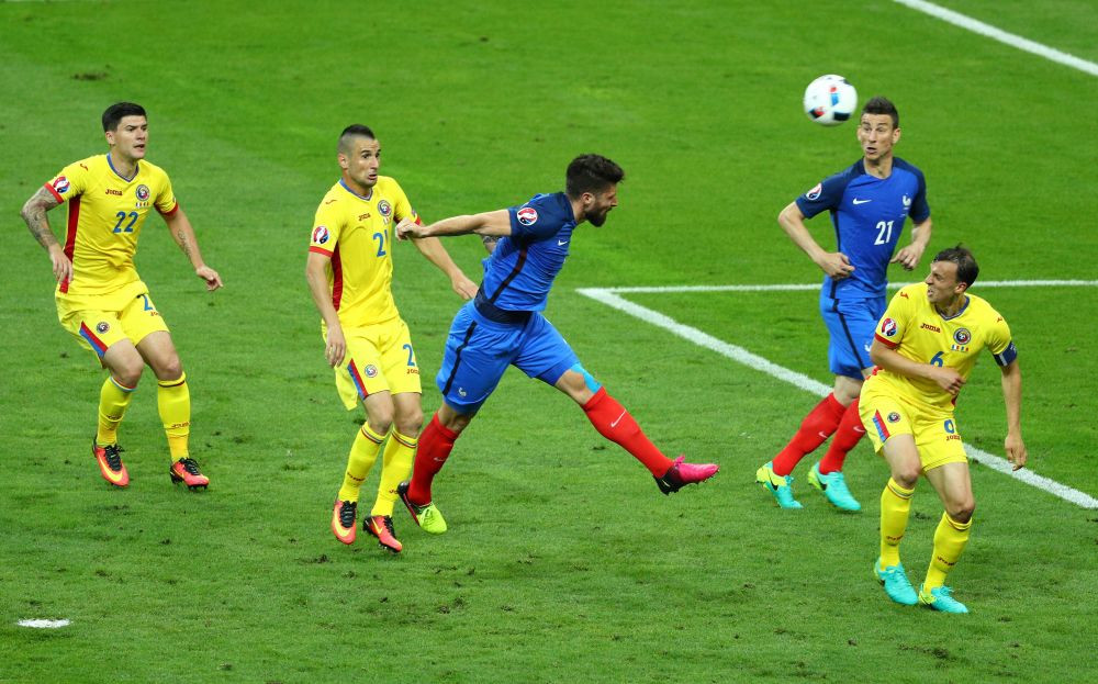 Giroud e aproape de gol in prelungirile primei reprize