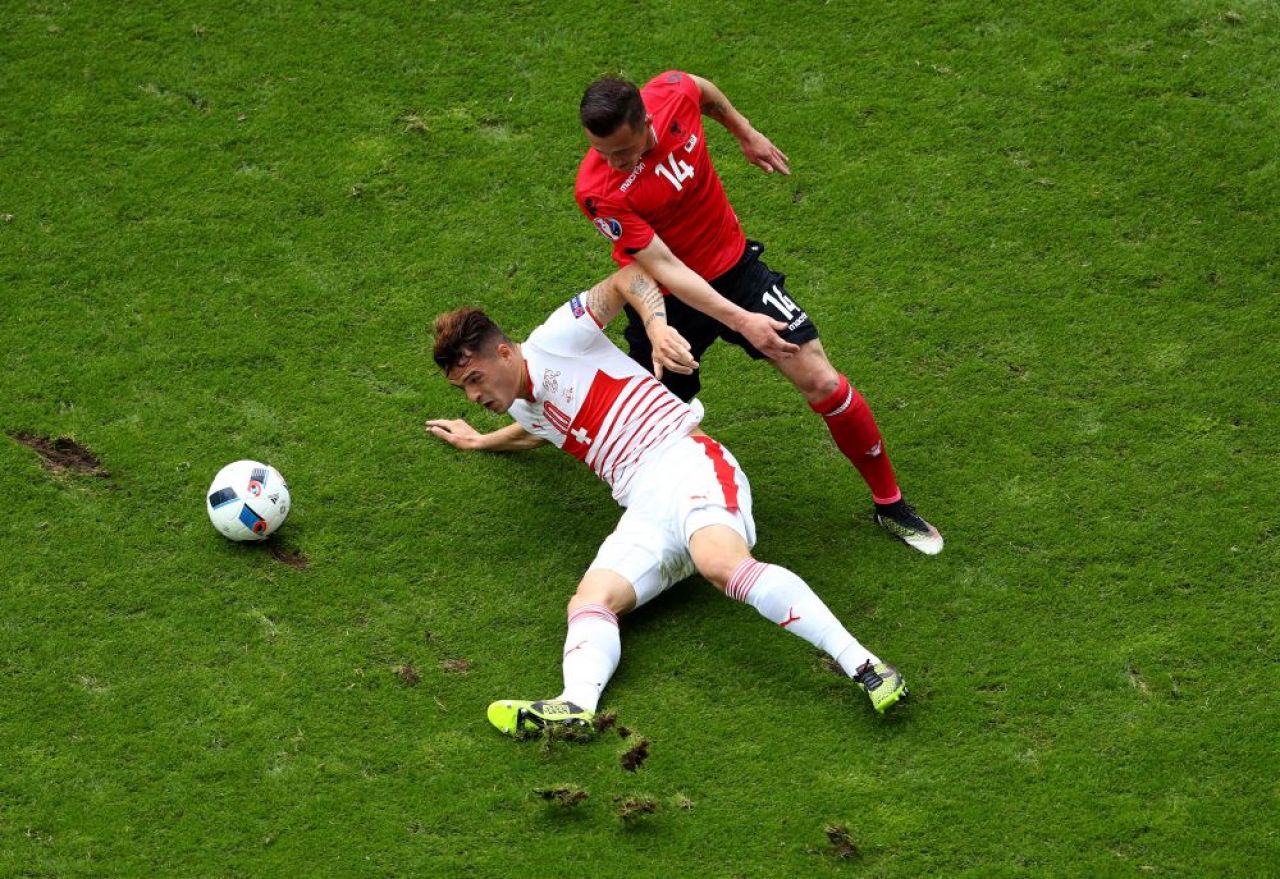 Imaginile SENZATIONALE ale unui duel istoric la Euro! Cum s-a imbracat mama fratilor Xhaka in tribune la Albania - Elvetia_1