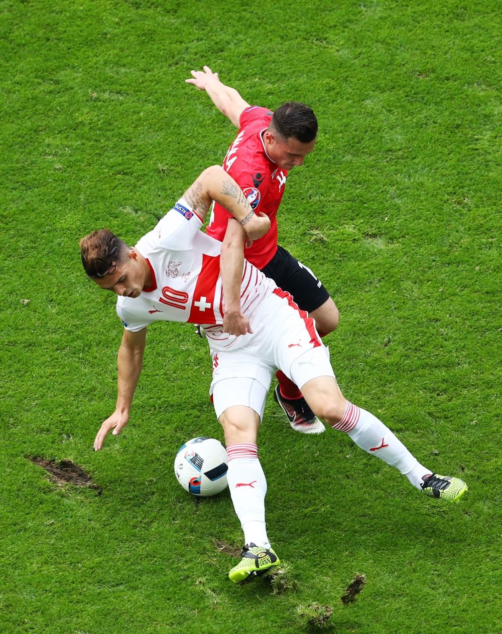Imaginile SENZATIONALE ale unui duel istoric la Euro! Cum s-a imbracat mama fratilor Xhaka in tribune la Albania - Elvetia_2