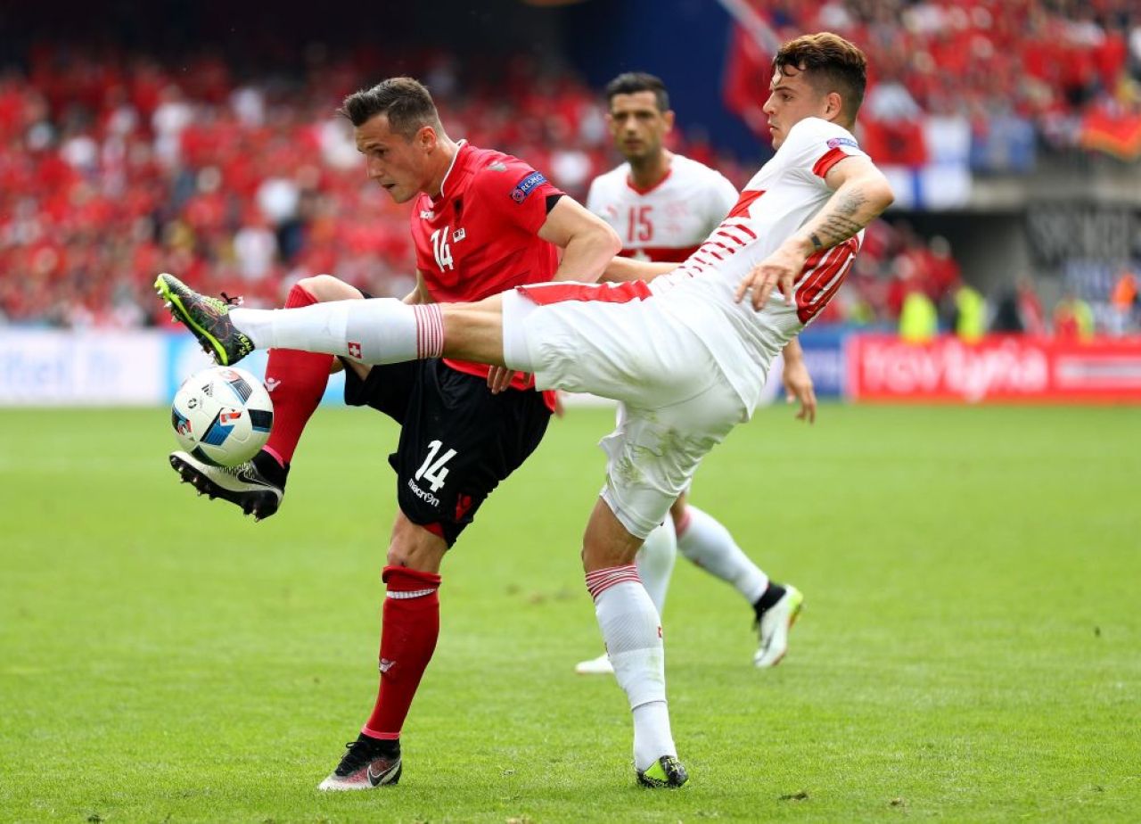 Imaginile SENZATIONALE ale unui duel istoric la Euro! Cum s-a imbracat mama fratilor Xhaka in tribune la Albania - Elvetia_3