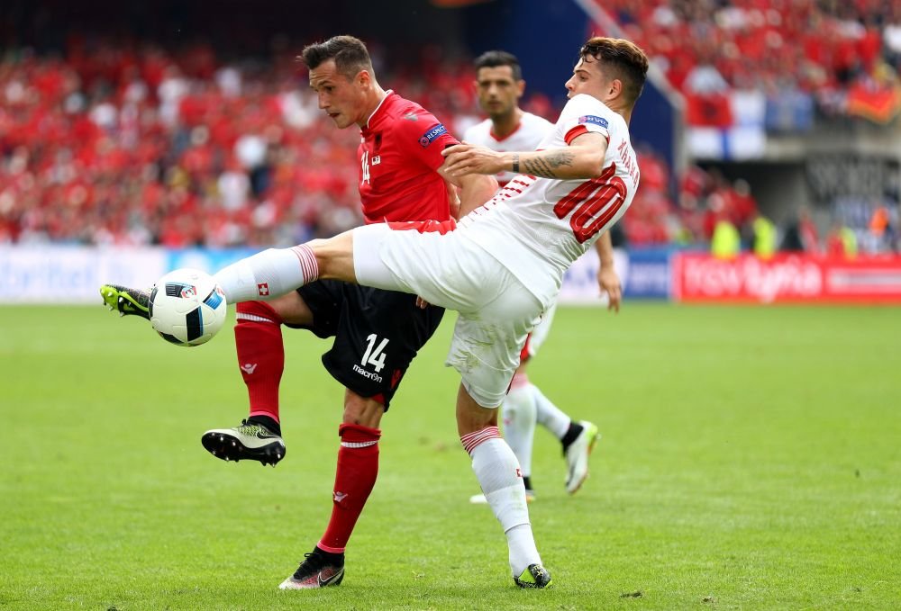 Imaginile SENZATIONALE ale unui duel istoric la Euro! Cum s-a imbracat mama fratilor Xhaka in tribune la Albania - Elvetia_4