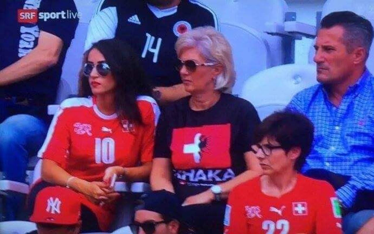 Imaginile SENZATIONALE ale unui duel istoric la Euro! Cum s-a imbracat mama fratilor Xhaka in tribune la Albania - Elvetia_5