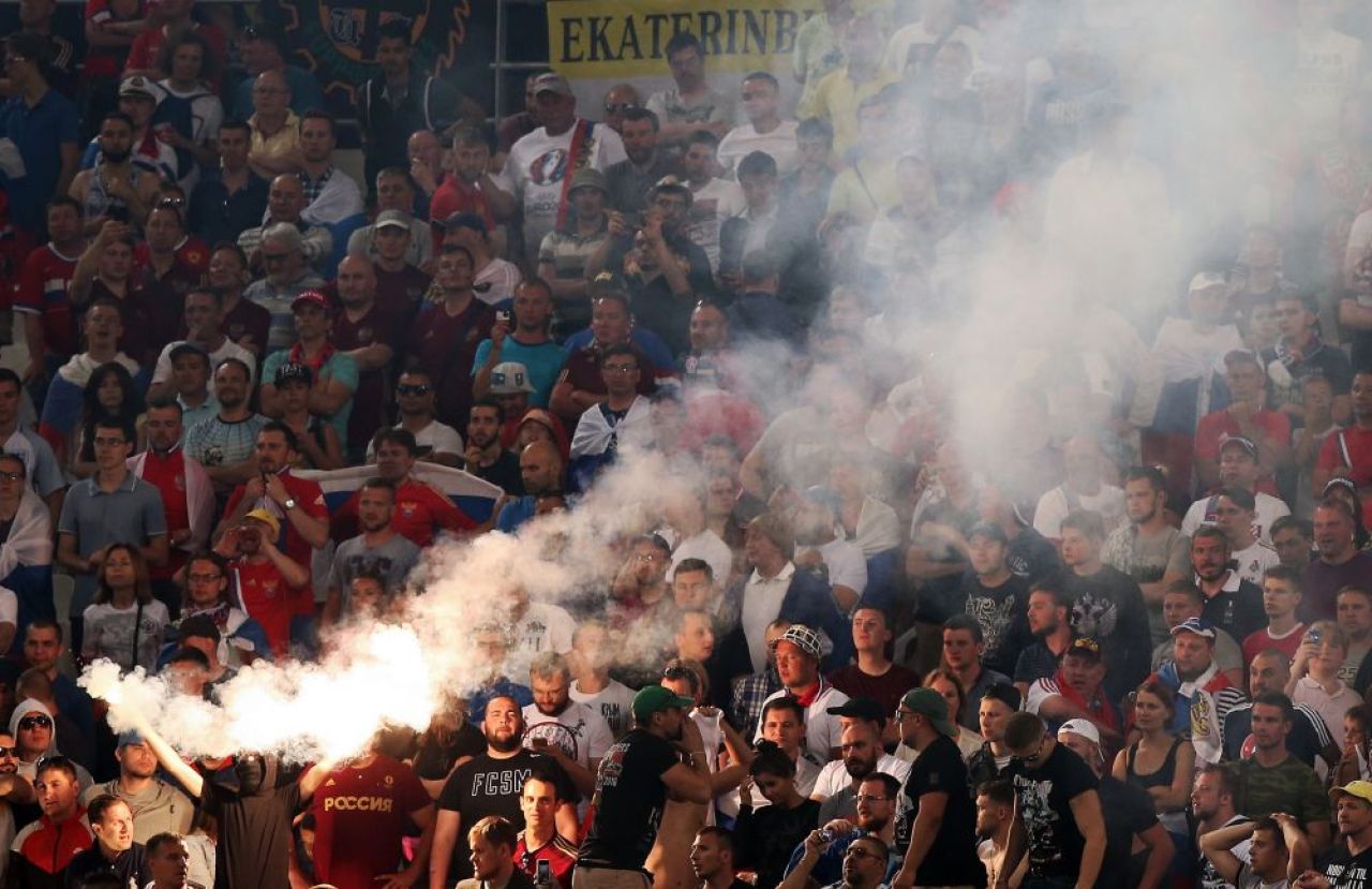 Batai, torte in tribune si suporteri dezbracati pe teren. Imaginile incredibile de la Euro care nu s-au vazut la TV! Un fan al Croatiei s-a bucurat cu jucatorii pe teren la golul cu Turcia. GALERIE FOTO_1