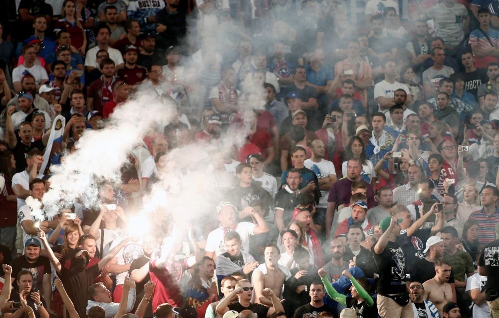Batai, torte in tribune si suporteri dezbracati pe teren. Imaginile incredibile de la Euro care nu s-au vazut la TV! Un fan al Croatiei s-a bucurat cu jucatorii pe teren la golul cu Turcia. GALERIE FOTO_2