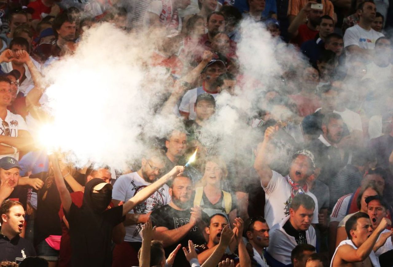 Batai, torte in tribune si suporteri dezbracati pe teren. Imaginile incredibile de la Euro care nu s-au vazut la TV! Un fan al Croatiei s-a bucurat cu jucatorii pe teren la golul cu Turcia. GALERIE FOTO_3