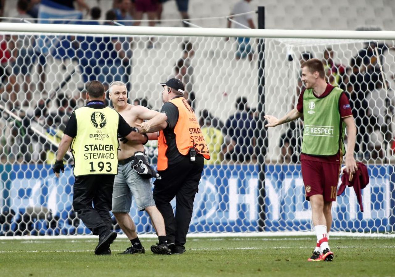 Batai, torte in tribune si suporteri dezbracati pe teren. Imaginile incredibile de la Euro care nu s-au vazut la TV! Un fan al Croatiei s-a bucurat cu jucatorii pe teren la golul cu Turcia. GALERIE FOTO_4