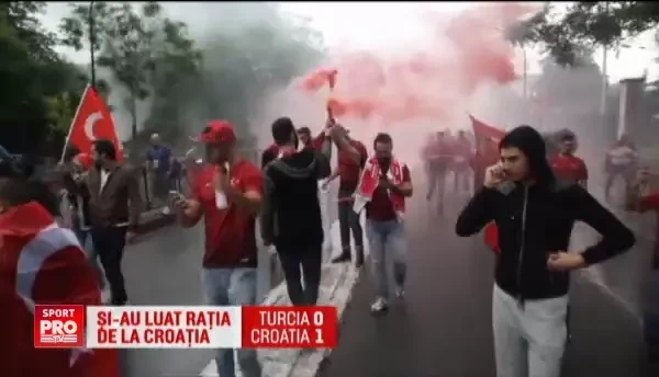 HAGI! HAGI! HAGI! Moment senzational cu fanii Turciei langa stadionul lui PSG! Ce au inceput sa scandeze pentru Romania
