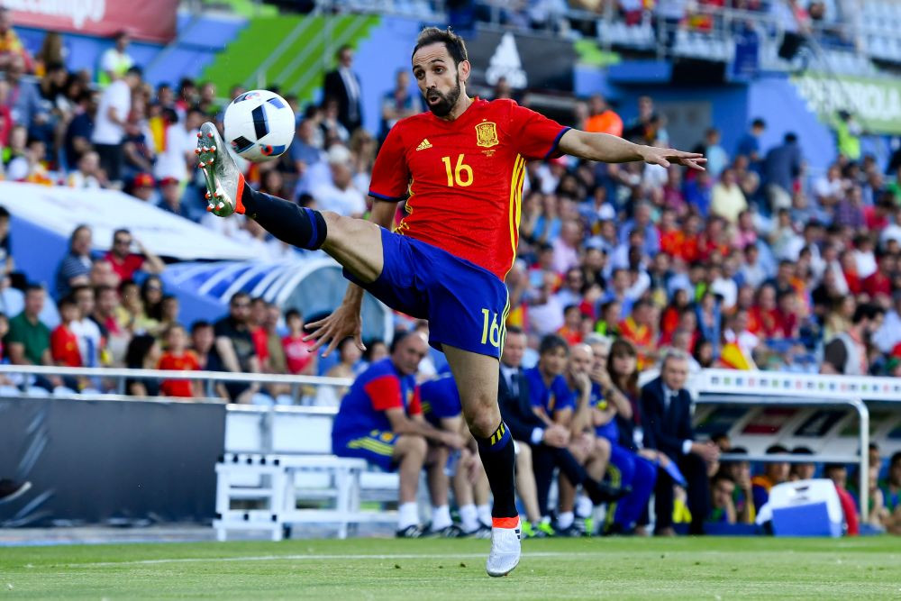 EUROPEDIA &nbsp;| Acum 5 ani era un ANONIM, acum e unul dintre cei mai tari fundasi din lume! SPARTANUL construit de Simeone pentru nationala