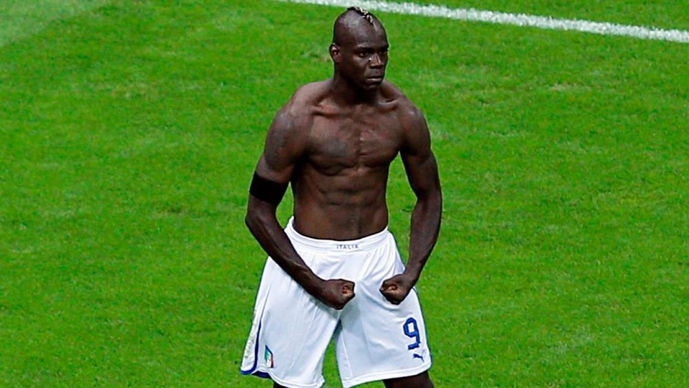 Nu doar huliganii de la Euro se bat! Balotelli a iscat un scandal in club iar un barbat a ramas fara 3 degete dupa bataie