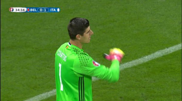 Candreva suteaza puternic la coltul scurt, Courtois scoate