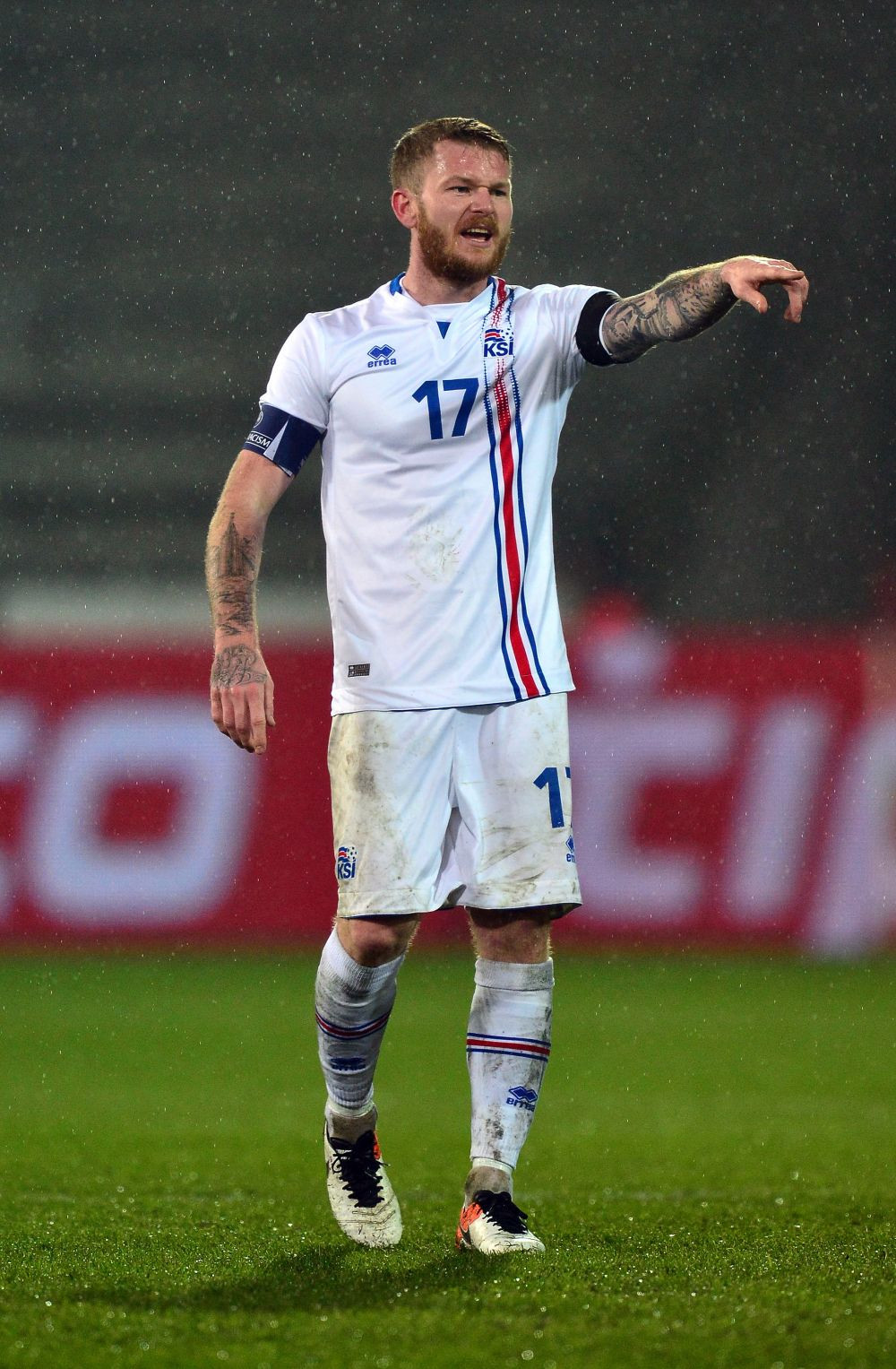 EUROPEDIA La 17 ani juca handbal iar 5 ani mai tarziu a fost numit capitanul nationalei de fotbal! Povestea vikingului care conduce Islanda_4