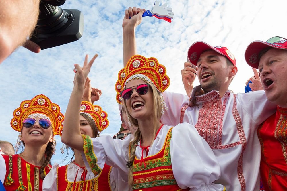 GALERIE FOTO: Cele mai frumoase fete de la Euro! Albanezele prind sigur finala, polonezele au luat toate blitzurile: poza in care doua dintre ele se saruta in tribune e azi viral pe net :)_5