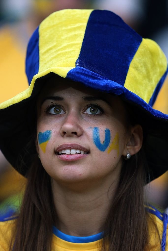 GALERIE FOTO: Cele mai frumoase fete de la Euro! Albanezele prind sigur finala, polonezele au luat toate blitzurile: poza in care doua dintre ele se saruta in tribune e azi viral pe net :)_8