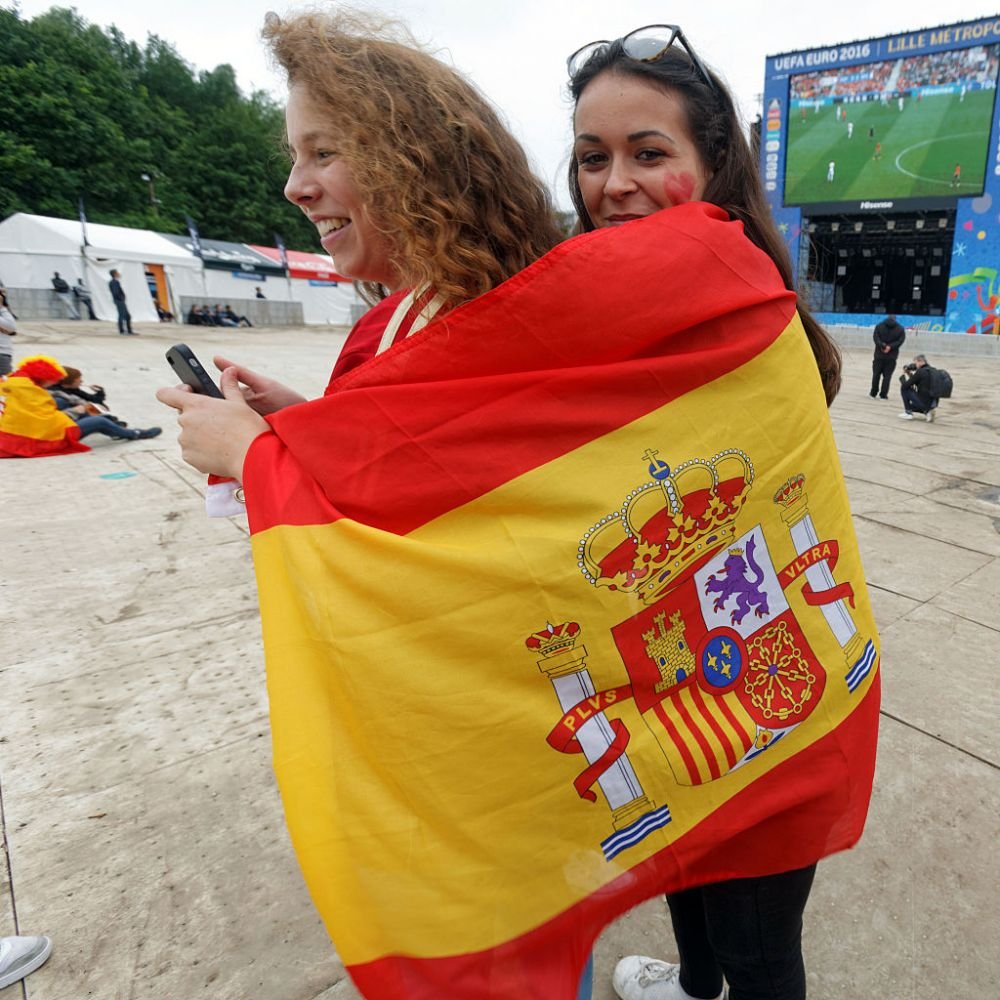 GALERIE FOTO: Cele mai frumoase fete de la Euro! Albanezele prind sigur finala, polonezele au luat toate blitzurile: poza in care doua dintre ele se saruta in tribune e azi viral pe net :)_10