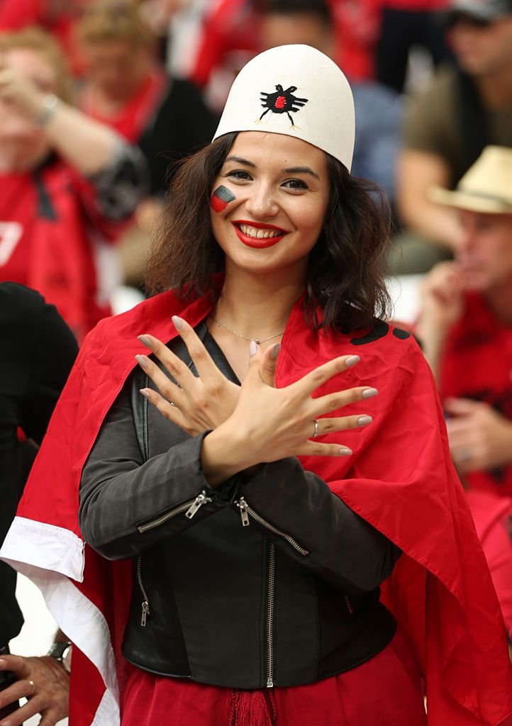 GALERIE FOTO: Cele mai frumoase fete de la Euro! Albanezele prind sigur finala, polonezele au luat toate blitzurile: poza in care doua dintre ele se saruta in tribune e azi viral pe net :)_15