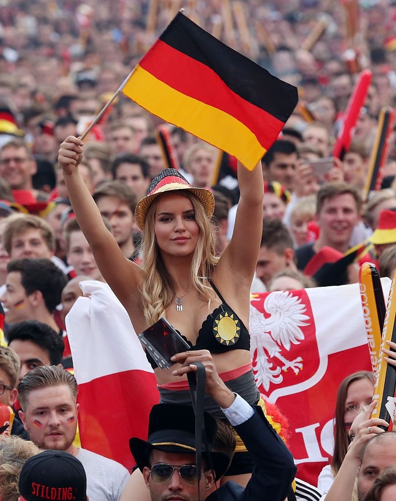 GALERIE FOTO: Cele mai frumoase fete de la Euro! Albanezele prind sigur finala, polonezele au luat toate blitzurile: poza in care doua dintre ele se saruta in tribune e azi viral pe net :)_25