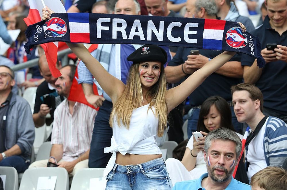 GALERIE FOTO: Cele mai frumoase fete de la Euro! Albanezele prind sigur finala, polonezele au luat toate blitzurile: poza in care doua dintre ele se saruta in tribune e azi viral pe net :)_32