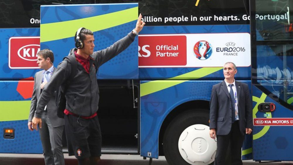 RECORD FAKER! Ronaldo, facut PRAF dupa jocul cu Austria! Portughezul, iroanizat pentru costumatia cu care a venit la meci. FOTO_5