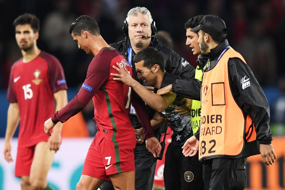 Zero goluri, ZERO probleme! Ronaldo a stat la selfie cu un fan care a patruns pe gazon la finalul meciului cu Austria. FOTO_5