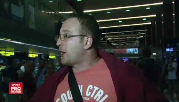 E CAPITAN LA FUGA! "Braaaavo, Chiriches. Ne-ati facut de ras!" Cum i-a FENTAT pe fanii prezenti pe aeroport. Tatarusanu, facut PRAF: "Si mamaie apara la faza aia cu Albania" VIDEO