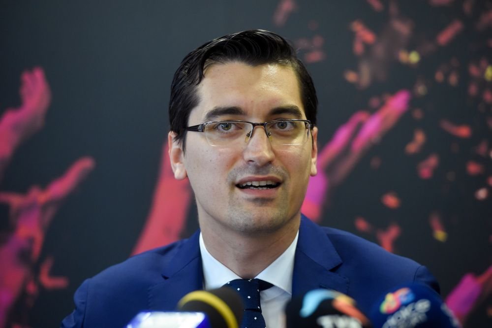 PROGRAMUL PRIMA PRIMĂ :) Cine ii cere lui Burleanu sa dea inapoi bonusul de 90.000 euro dupa dezastrul din Franta