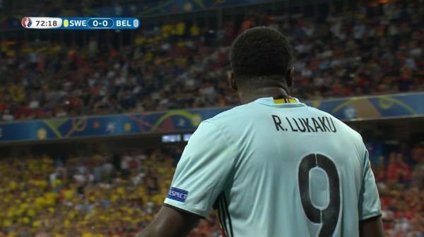 Suedia - Belgia. Lukaku e lansat perfect in careu, lobul se duce departe de poarta! VIDEO
