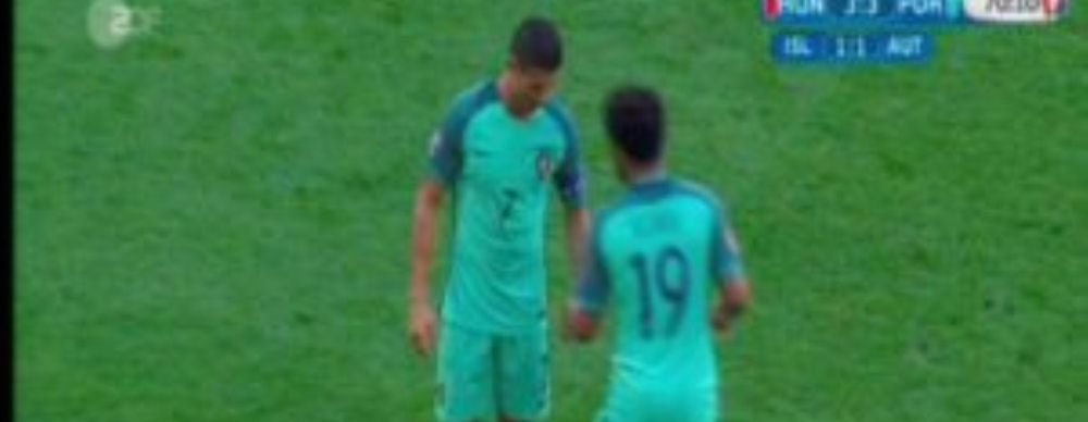 Ce scria pe biletul secret primit de Cristiano Ronaldo pe teren cu Ungaria? Cele mai tari glume aparute pe internet. SUPER FOTO_6