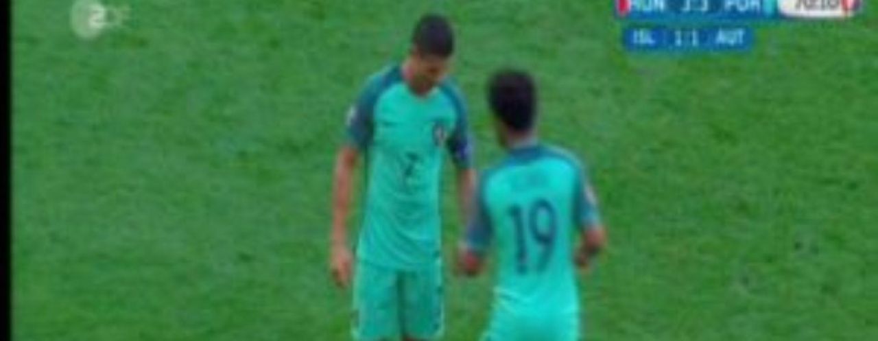 Ce scria pe biletul secret primit de Cristiano Ronaldo pe teren cu Ungaria? Cele mai tari glume aparute pe internet. SUPER FOTO_6