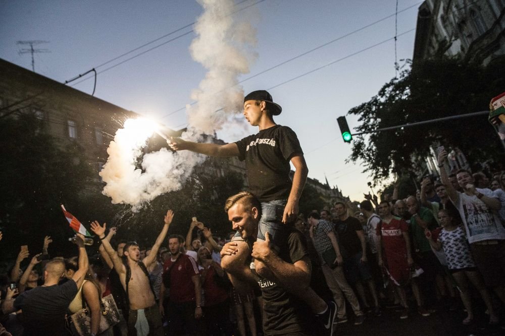 IMAGINI SENZATIONALE de pe strazile din Budapesta! 20.000 de oameni au blocat capitala Ungariei dupa calificarea in optimi la Euro_5