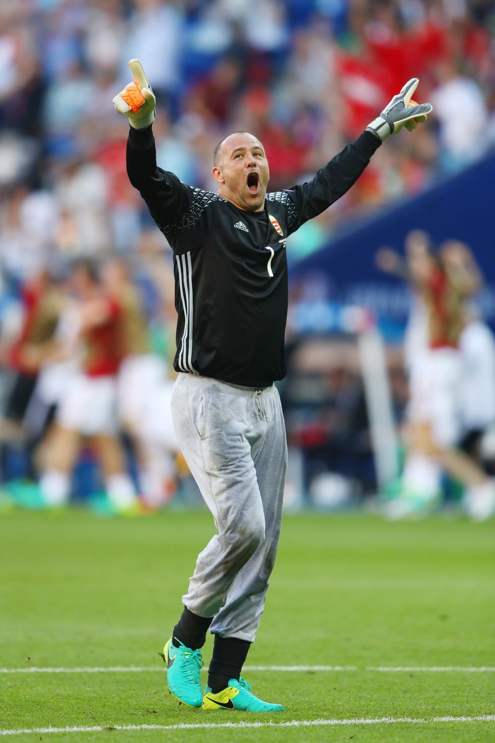 Eroul in pijamale :) Gabor Kiraly a facut internetul sa explodeze si a explicat de ce poarta faimosii pantaloni gri_3