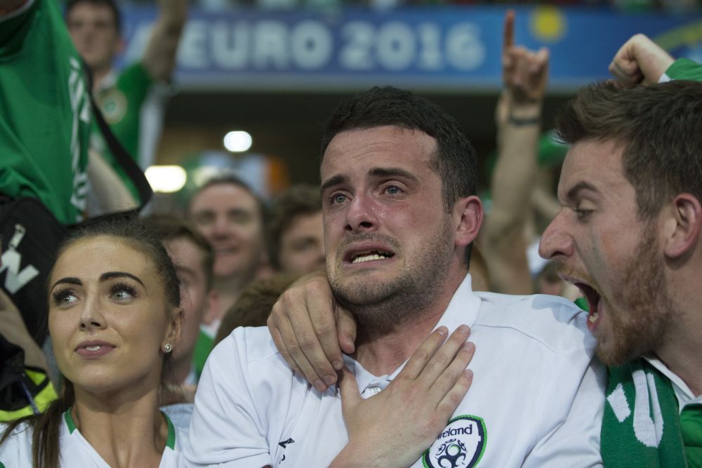 Daca Will Grigg e IN FLACARI, el e IN LACRIMI :)) Cel mai emotionat suporter de la Euro. A inceput sa planga