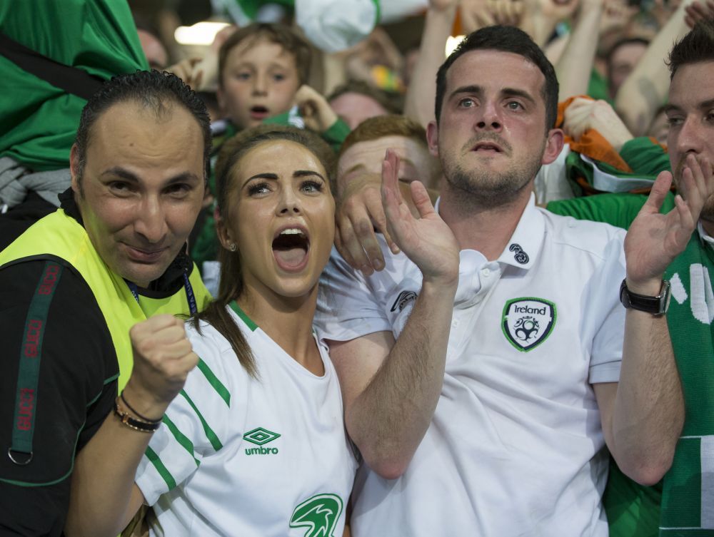 Daca Will Grigg e IN FLACARI, el e IN LACRIMI :)) Cel mai emotionat suporter de la Euro. A inceput sa planga