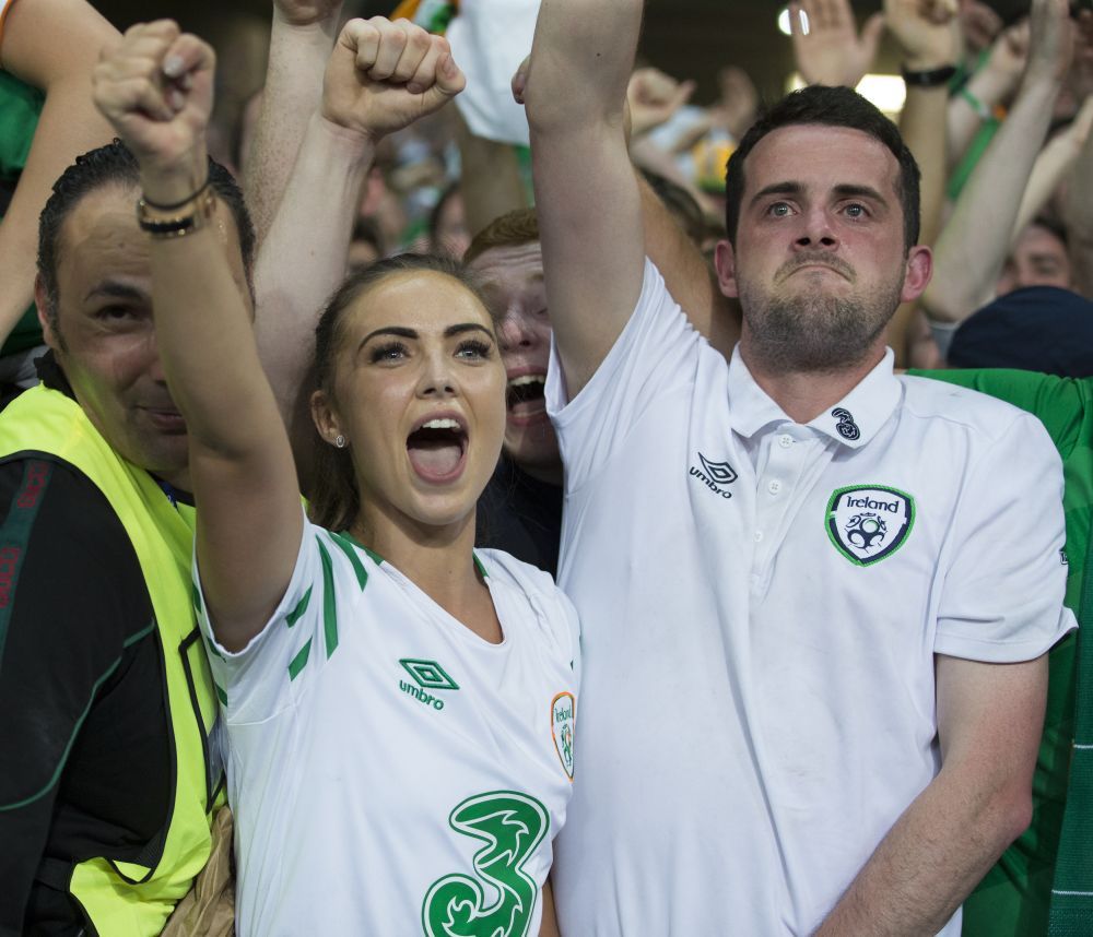 Daca Will Grigg e IN FLACARI, el e IN LACRIMI :)) Cel mai emotionat suporter de la Euro. A inceput sa planga