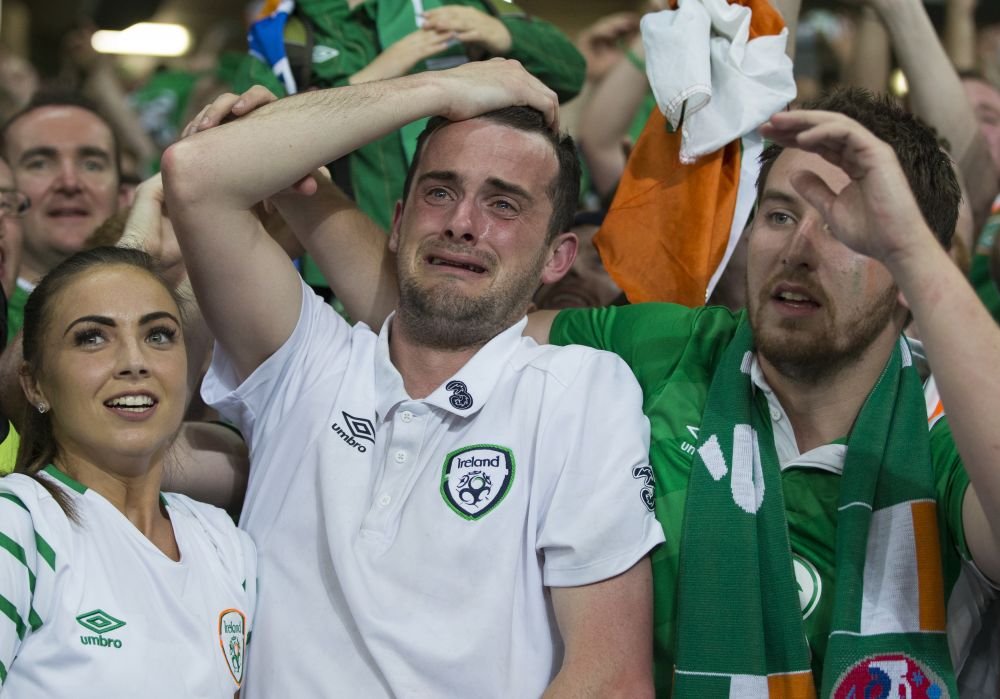 Daca Will Grigg e IN FLACARI, el e IN LACRIMI :)) Cel mai emotionat suporter de la Euro. A inceput sa planga 