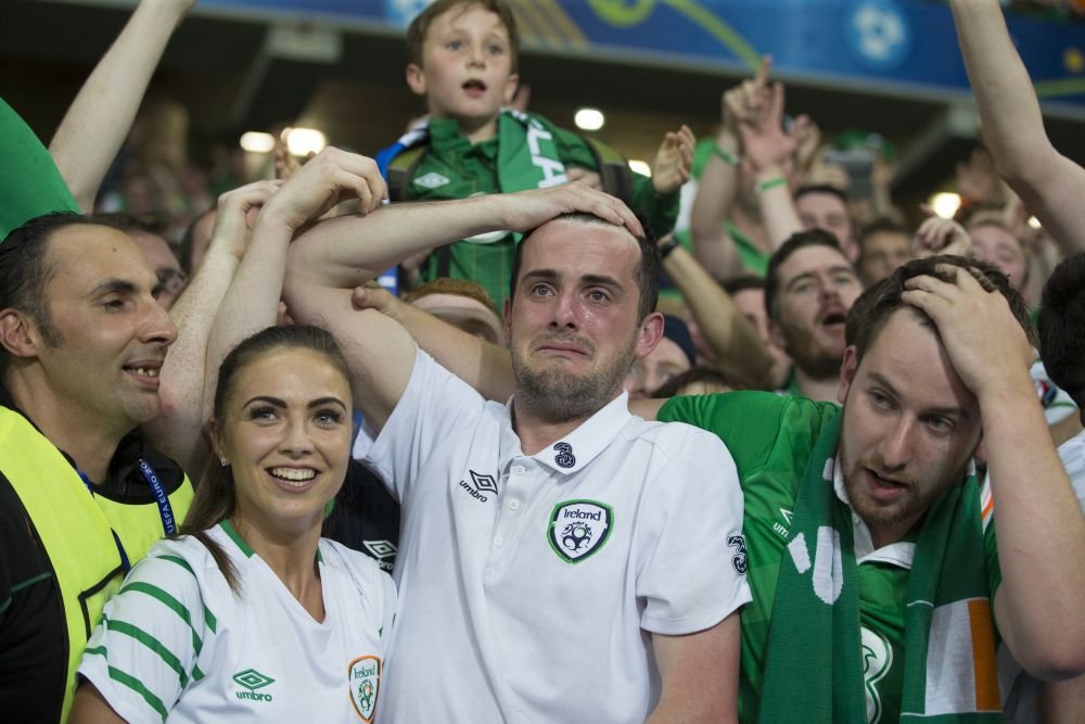 Daca Will Grigg e IN FLACARI, el e IN LACRIMI :)) Cel mai emotionat suporter de la Euro. A inceput sa planga 