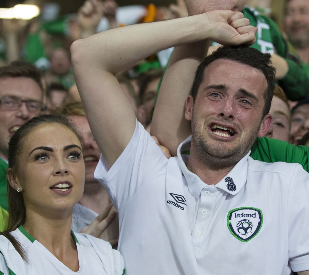 Daca Will Grigg e IN FLACARI, el e IN LACRIMI :)) Cel mai emotionat suporter de la Euro. A inceput sa planga 