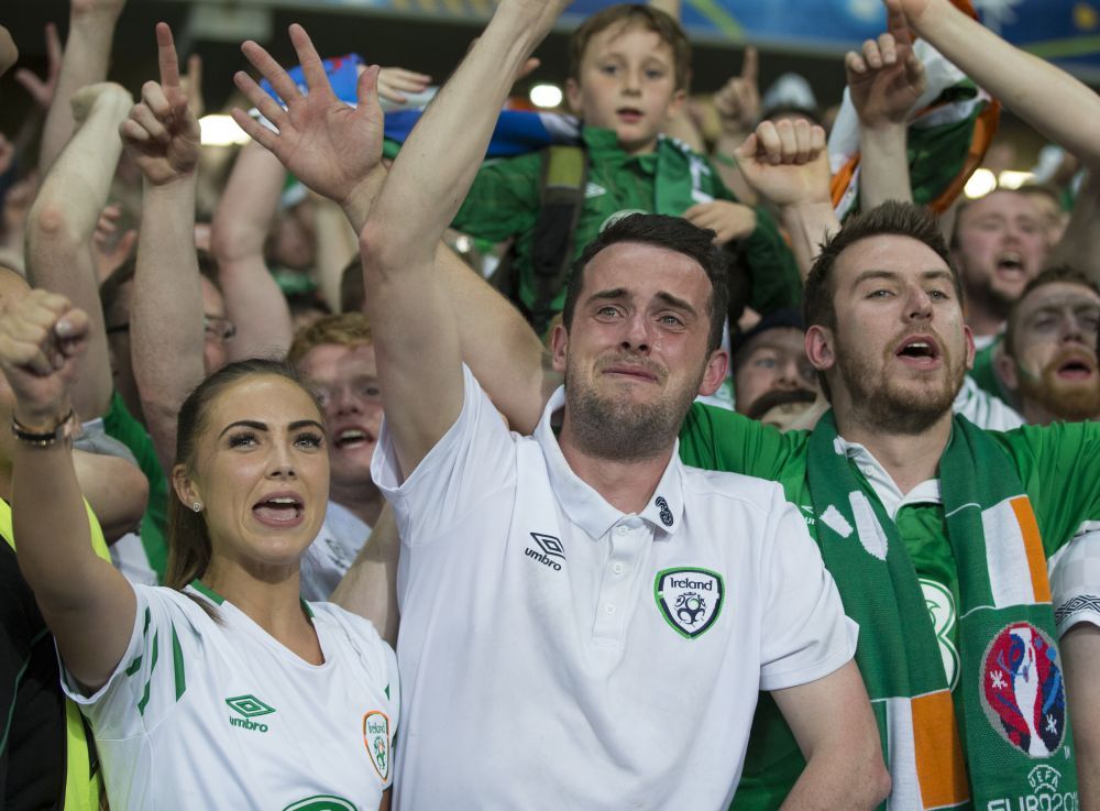 Daca Will Grigg e IN FLACARI, el e IN LACRIMI :)) Cel mai emotionat suporter de la Euro. A inceput sa planga