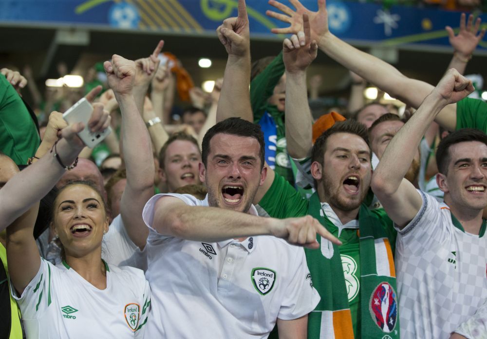 Daca Will Grigg e IN FLACARI, el e IN LACRIMI :)) Cel mai emotionat suporter de la Euro. A inceput sa planga