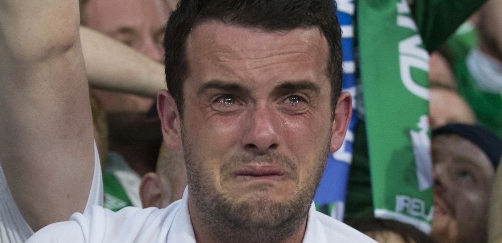 Daca Will Grigg e IN FLACARI, el e IN LACRIMI :)) Cel mai emotionat suporter de la Euro. A inceput sa planga 