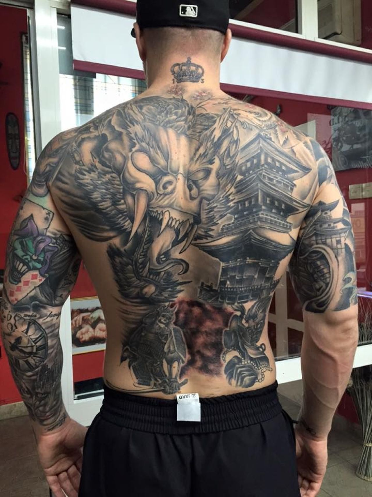Cum arata cel mai PERICULOS politist de la brigada Antidrog! E plin de tatuaje si isi terorizeaza adversarii in ring! VIDEO_1