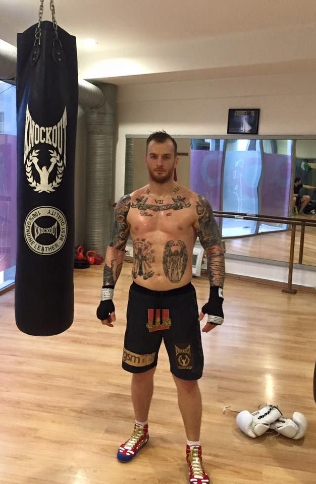 Cum arata cel mai PERICULOS politist de la brigada Antidrog! E plin de tatuaje si isi terorizeaza adversarii in ring! VIDEO_4
