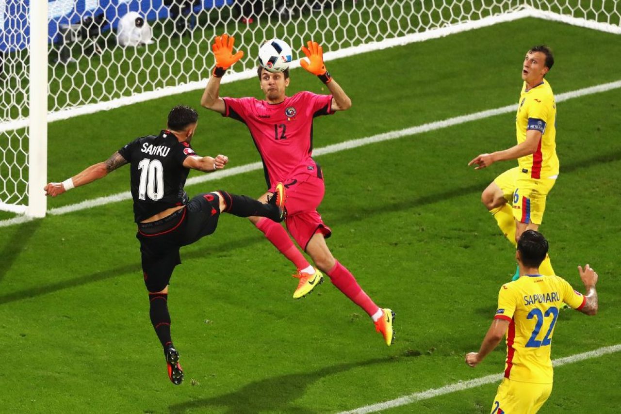 Si totusi...am prins si noi doua topuri :) L'Equipe a ales doi romani dupa faza grupelor: Tatarusanu e pe lista cu Schweinsteiger, iar Stanciu pe cea a surprizelor_1
