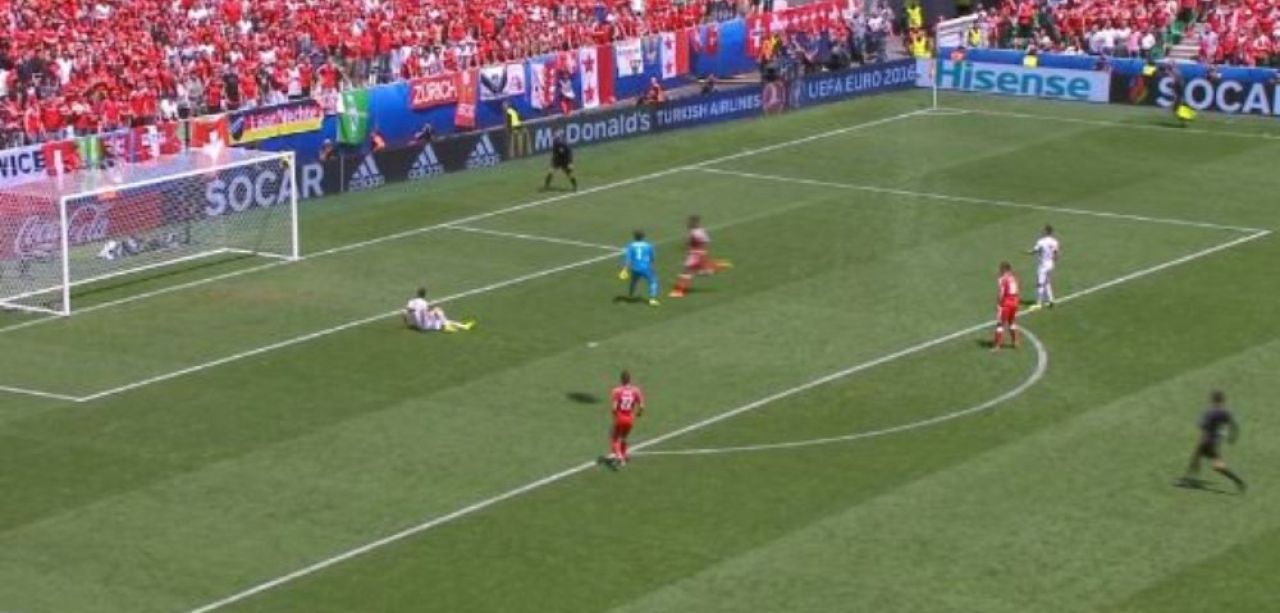 El e campionul ratarilor INCREDIBILE de la Euro 2016! Dupa faza halucinanta cu Germania, Milik a comis-o din nou, cu poarta goala, in secunda 23 cu Elvetia_3
