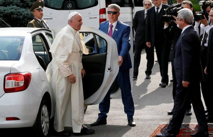 POZA ZILEI: Papa Francisc a mers intr-un LOGAN alb la ultima vizita oficiala!