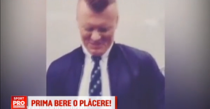 Tamas se uita si isi face cruci! Un fotbalist celebru, castigator de Champions League, a baut prima bere la 35 de ani. S-a strambat ca un copil: Vai, ce amara e :) VIDEO