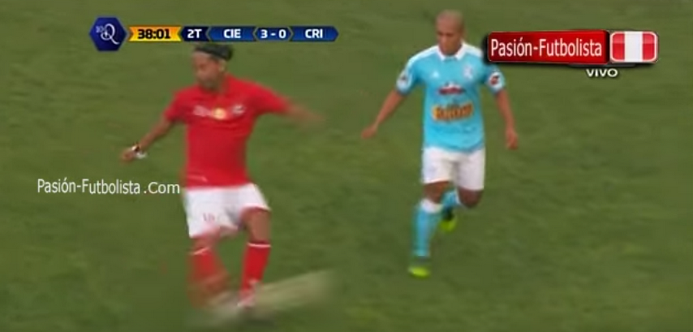 NO-LOOK PASS genial! Ronaldinho a facut din nou spectacol intr-un meci demonstrativ din Peru. VIDEO